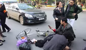Va chạm giữa ô tô và xe đạp khiến 1 cụ già nguy kịch