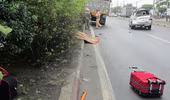 Nhặt va-ly giữa QL.1A, một phụ nữ chết thảm