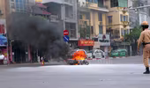 Hà Nội: Xe máy bốc cháy dữ dội giữa ngã tư