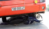 Xe máy lọt thỏm dưới gầm xe khách, 2 người thoát chết