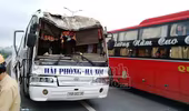 Xe khách tông vào đuôi xe bồn, hành khách hoảng loạn