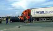 Xe 4 chỗ đâm ngang container, túi khí cứu mạng lái xe