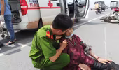 Vướng gậy vào bánh xe, bà cụ 75 tuổi và lái xe ôm bị thương nặng