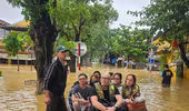 Mưa xối xả, thủy điện xả lũ khiến phố cổ Hội An ngập sâu trong nước