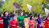 Phụ nữ Thủ đô "mặc áo dài - đeo khẩu trang - đi bầu cử"