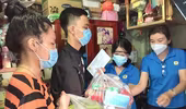 Tặng sổ tiết kiệm cho trẻ mồ côi là con đoàn viên công đoàn tử vong do Covid-19