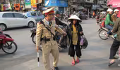 Một việc làm tận tụy của 2 cảnh sát giao thông