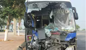 Xe khách đấu đầu xe tải, 7 người trọng thương