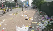 Chiếm vỉa hè rồi xả rác