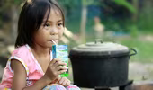 286.000 trẻ em khó khăn được uống sữa