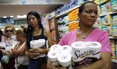 Chuyện chưa từng xảy ra ở Venezuela: Khủng hoảng... giấy vệ sinh