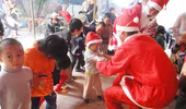 Dịch vụ chuyển quà Noel: Vui nhiều, phiền cũng không ít