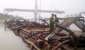 Bắt tàu “cát tặc” sát cầu Nhật Tân