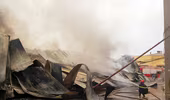 Cháy “thổi bay” cả kho hàng lớn