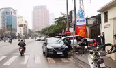 Điểm rửa xe lấn đường ngay cạnh Đội Thanh tra giao thông