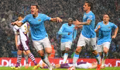 Cúp trong tay Man City