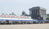 10.000 lượt khách xếp hàng viếng Bác để kể cho Người nghe về tình hình Biển Đông