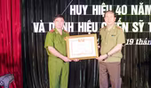 Trao Huy hiệu 40 năm tuổi Đảng cho Tư lệnh CSCĐ