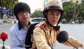 Cảnh sát giao thông đội nắng giúp thí sinh