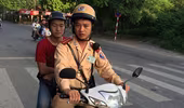 CSGT Hà Nội hết lòng giúp đỡ thí sinh gặp khó khăn