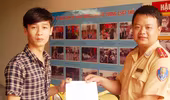 Nam sinh vui mừng được CSGT tìm thấy xe mất trộm