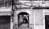 Cổng làng trong phố