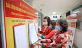 Thủ đô Hà Nội đang tập trung cao độ để thực hiện mục tiêu kép, vừa bảo đảm an toàn, bình yên cho nhân dân, vừa bảo đảm thành công ngày bầu cử (Trong ảnh: Người dân theo dõi danh sách niêm yết cử tri tại trụ sở HĐND, UBND phường Hàng Đào, quận Hoàn Kiếm, Hà Nội). Ảnh: LAM THANH