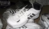 Tạm giữ trên 1.000 đôi giầy Adidas và Nike nhập lậu