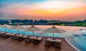 Giới trẻ săn hoàng hôn “đặc sản” Hạ Long: Choáng ngợp không gian cực tình tại bể bơi vô cực view trọn vịnh