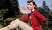 Huyền thoại sắc đẹp Audrey Hepburn quyến rũ trong sắc đỏ