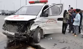 Xe cứu thương nổ lốp gây tai nạn hy hữu