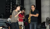 Thu Minh "khoe"... "Đường cong" với nghệ sĩ saxophone Trần Mạnh Tuấn