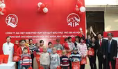 AIA Việt Nam tặng quà bệnh nhi đang điều trị tại bệnh viện Hà Đông