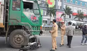 Xe tải tông xe máy, hai bác cháu thương vong