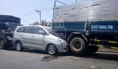 5 ô tô tông nhau liên hoàn, ô tô 7 chỗ nhấc bổng xe tải