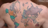 Người đàn ông mê xăm bản đồ thế giới sặc sỡ trên lưng