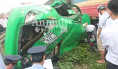 Băng qua đường ngang dân sinh, taxi bị tàu hỏa tông nát