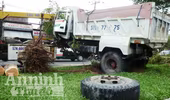 Xe ben bất ngờ tuột bánh, đâm đổ gốc cây