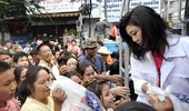 Bà Yingluck phân phát lương thực cho người dân vùng lụt ở Bangkok

