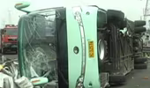 Xe tải đâm xe khách trên cao tốc, 11 người chết 