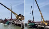 Bất ngờ bị đứt dây cáp, xe cẩu rơi xuống biển