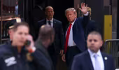 Cựu Tổng thống Mỹ Donald Trump đến New York để trình diện tại tòa án