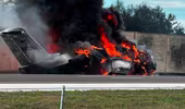 Máy bay rơi xuống đường cao tốc ở Mỹ, bốc cháy dữ dội
