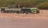 Xe buýt bị nước lũ cuốn trôi khỏi cầu, 51 hành khách thoát chết 