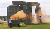 Nghi phun sơn lên di tích Stonehenge, 2 người bị cảnh sát Anh bắt giữ