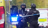 Lao xe và đâm dao bên ngoài giáo đường Do Thái ở Anh, ít nhất 2 người thiệt mạng