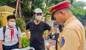 Kiểm tra đột xuất giờ cao điểm, gần 200 học sinh và phụ huynh bị xử phạt vi phạm giao thông