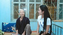 Top 30 thí sinh Hoa Hậu Biển Việt Nam 2024 đội mưa phát quà thiện nguyện
