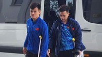 Hậu vệ Tấn Tài chống nạng rời ASEAN Cup 2024