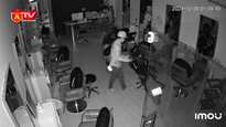 Camera ghi lại cảnh trộm cầm dao, đột nhập cửa hàng